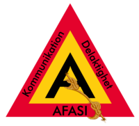 Triangulär logotyp med texten Kommunikation, Delaktighet, AFASI och ett repformat A i mitten.
