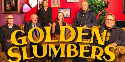 Sex personer sitter i ett färgstarkt vardagsrum med texten 'Golden Slumbers' över bilden.