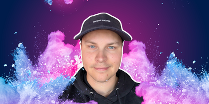 Man med svart keps och hoodie framför färgglad bakgrund med rosa och blått pulver.