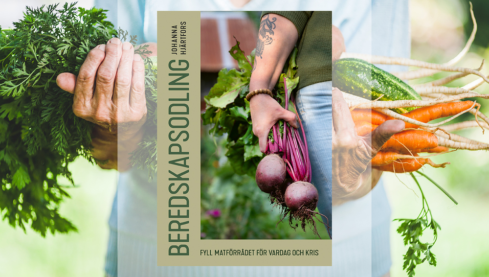 Omslag till boken 'Beredskapsodling' av Johanna Hjärtfors med händer som håller färska grönsaker som morötter, rödbetor och gurka.