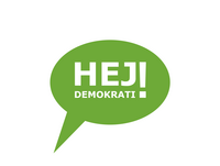 Grön pratbubbla med texten 'HEJ DEMOKRATI!' på vit bakgrund.