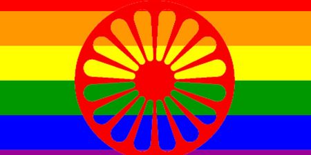 En flagga med regnbågsfärger och ett rött hjul i mitten, symbol för romer och HBTQ+ gemenskap.
