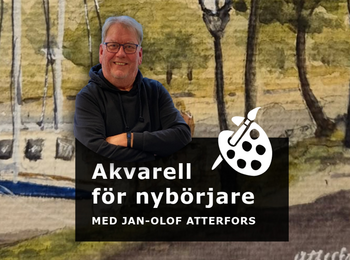 I bakgrunden syns en del av en av Jan-Olofs akvarellmålningar, ovanpå en svart ruta med vit text "Akvarell för nybörjare med Jan-Olof Atterfors". Över rutan ett frilagt foto på Jan-Olof. 