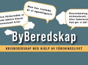 Informationsbild om byberedskap med pratbubblor om krisberedskap, hus, träd och byggnader mot blå bakgrund.