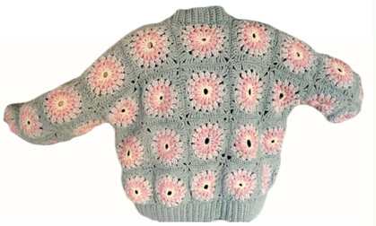 Virkad tröja med pastellgrågrön bottenfärg och mormorsrutor i pastellfärger i rosa och beiga toner