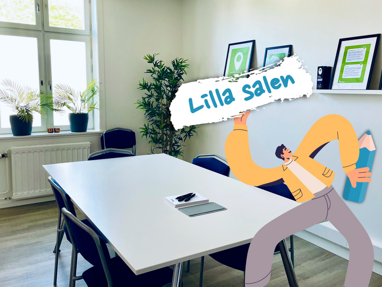 Ljust mötesrum med vita väggar, gröna växter, tavlor och tecknad figur som håller en skylt med texten 'Lilla Salen'.