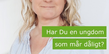 Kvinna med blont lockigt hår står mot ljus bakgrund. Text på bilden frågar om du har en ungdom som mår dåligt.