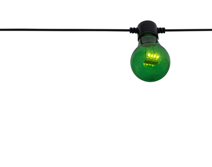 En grön glödlampa hänger i en svart sladd mot en vit bakgrund.