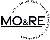 Logotyp med texten MO&RE och cirkelformad text: Mission Orientation & Reactive Environment.