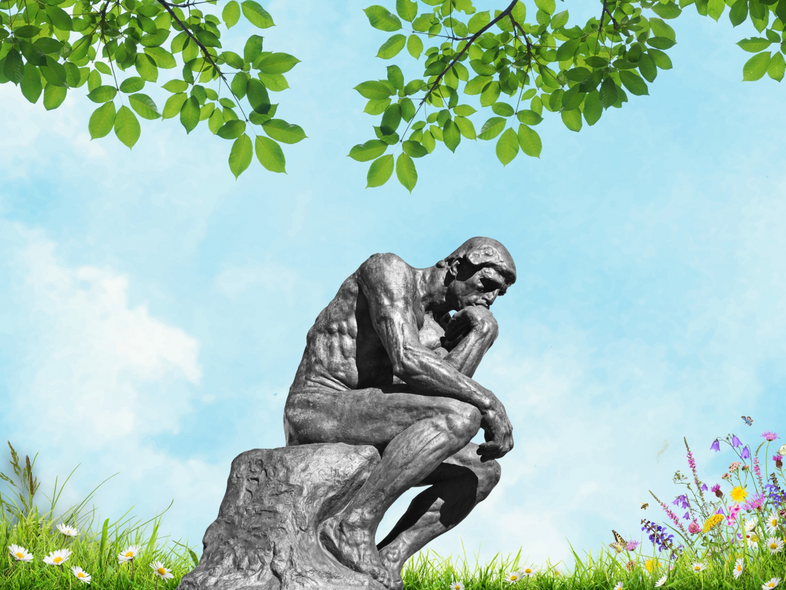 Staty av en tänkande person sittande på en stubbe i en blomstrande trädgård under gröna trädgrenar.