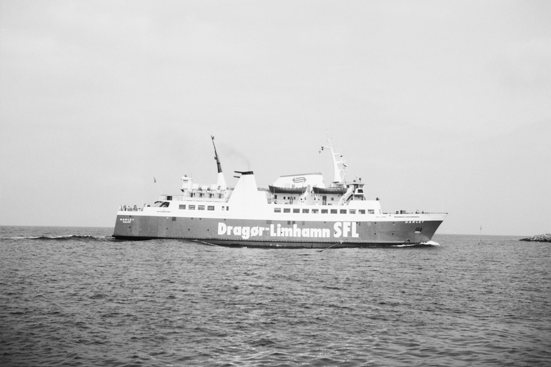 Svartvitt foto på fartyget Hamlet ute till havs. På fartyget står skrivet: Dragør-Limhamn SFL.