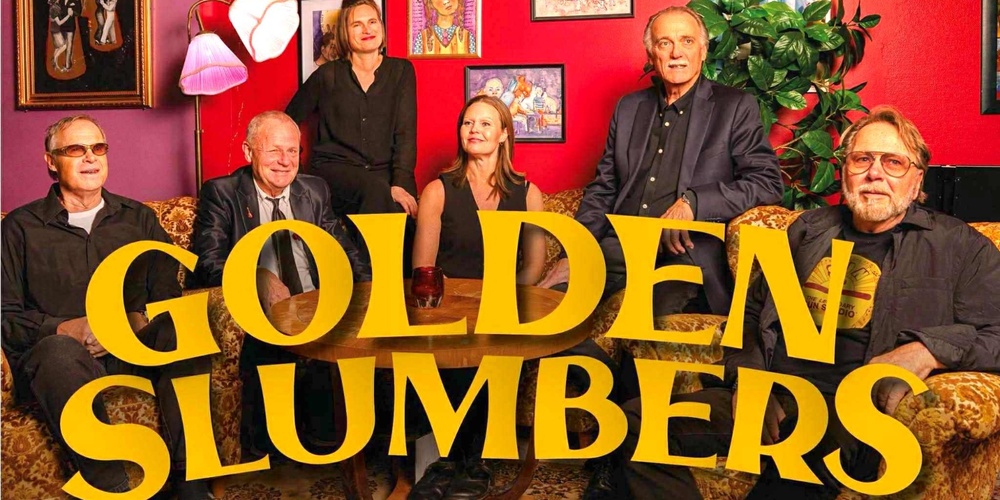 Sex personer sitter i ett färgstarkt vardagsrum med texten 'Golden Slumbers' över bilden.