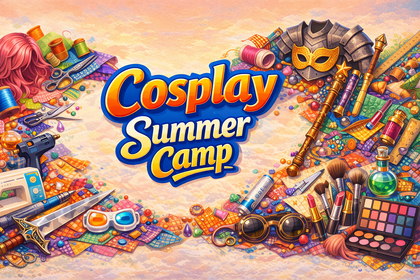 Färgglad illustration med texten 'Cosplay Summer Camp' omgiven av cosplay-tillbehör, tyg, smink och verktyg.