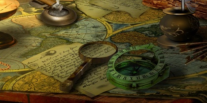 Ett gammalt skrivbord med karta, stearinljus, fickur, böcker, fjäderpenna, förstoringsglas och kompass.