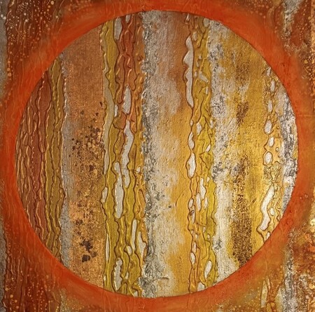 Abstrakt målning med en stor orange cirkel och vertikala mönster i guld, brunt och vitt.