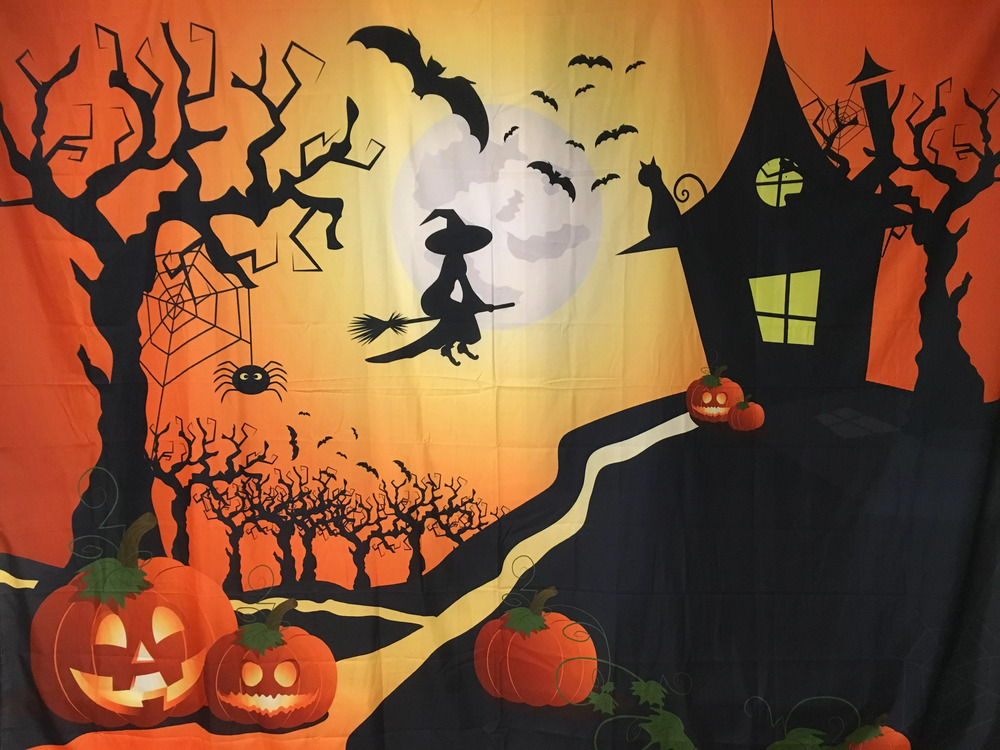 Halloweenlandskap med pumpor, häxa, katt, fladdermöss, spindel och kusligt hus.