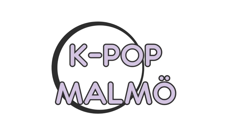 Logotyp med texten 'K-POP MALMÖ' i lila bokstäver och en svart cirkel bakom texten.