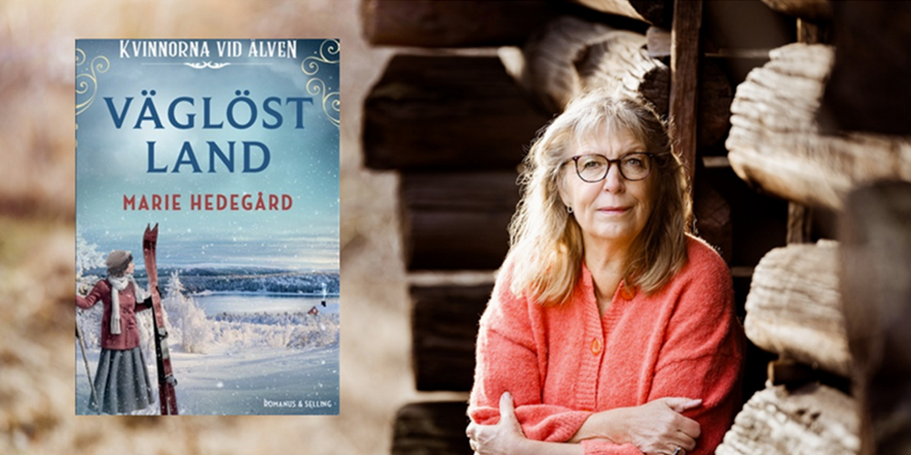 äldre kvinna sitter på bro framför en vägg av trä med sin debutroman i ett collage i bilden