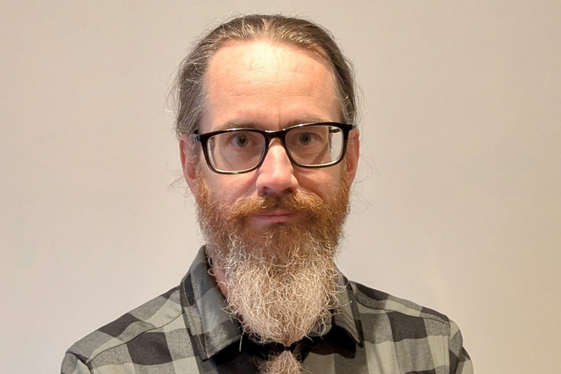 man med glasögon och skägg