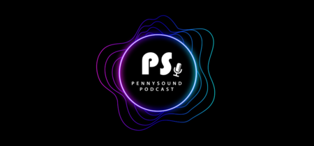 Logotyp för Pennysound Podcast med texten 'PS' och en mikrofon, omgiven av neonfärgade vågor på svart bakgrund.