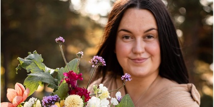 Affisch för föreläsning om odling med Malin, med en person som håller en bukett färgglada blommor utomhus.