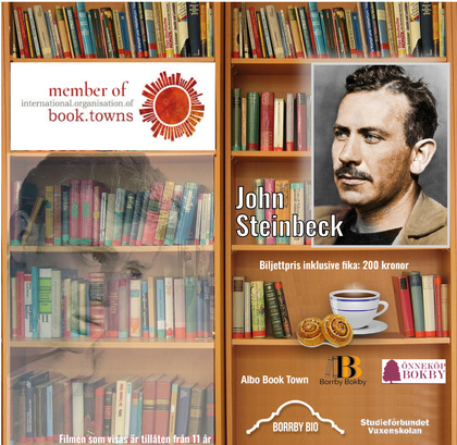 Affisch med bokhyllor, porträtt av John Steinbeck, text om bokstad och biljettpris, samt logotyper.
