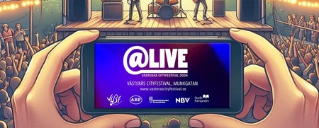 En person filmar en livemusikkonsert utomhus med sin mobiltelefon framför en scen med ett band och publik.