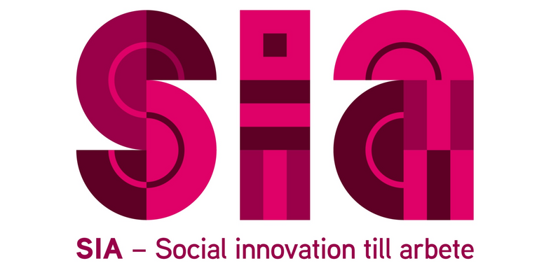 Logotyp med texten 'SIA – Social innovation till arbete' i rosa och vinröda nyanser på vit bakgrund.