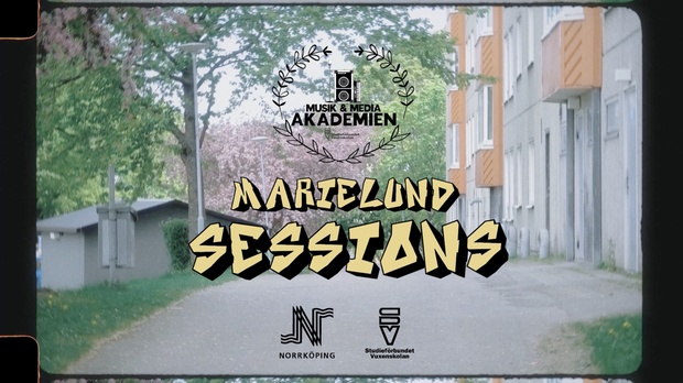 Affisch för Marielund Sessions med text och logotyper mot en bakgrund av en gångväg vid bostadshus.