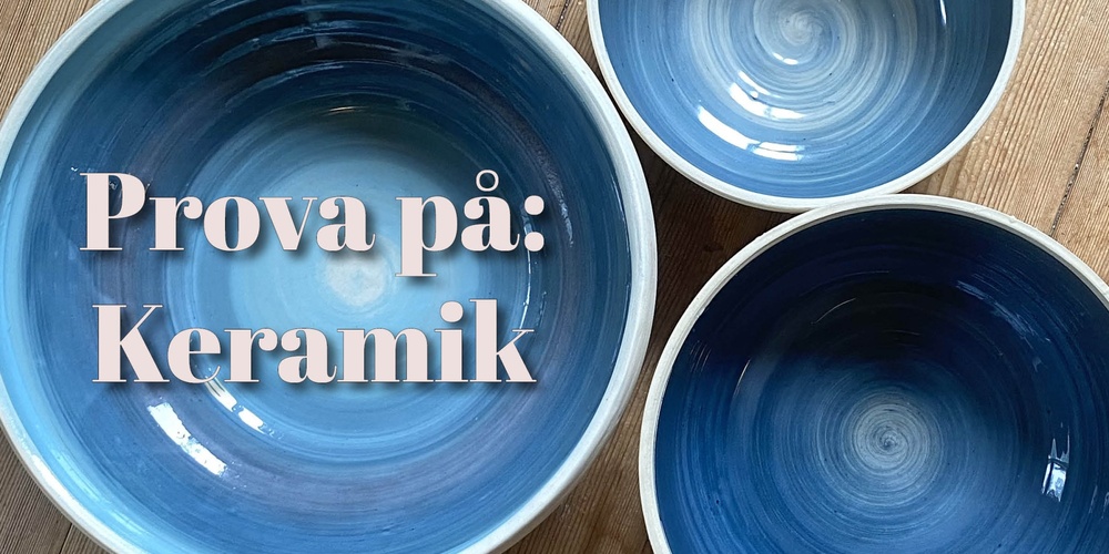 Tre blå keramikskålar på ett trägolv med texten 'Prova på: Keramik' ovanpå.