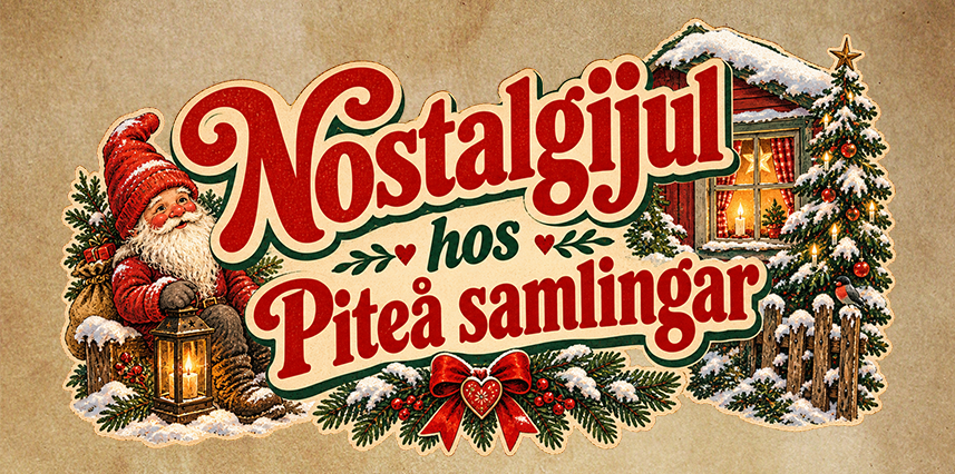 Julmotiv med tomte, lykta, gran, snötäckt hus och texten 'Nostalgijul hos Piteå samlingar' i rött och grönt.