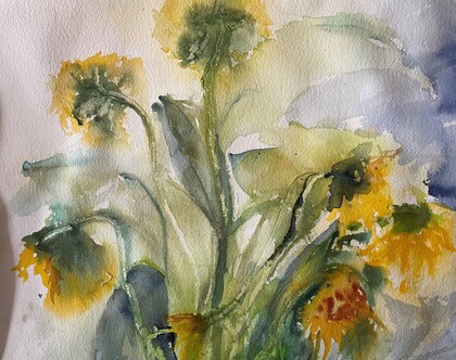 Akvarellmålning av vissna solrosor med gröna och gula nyanser på vitt papper.