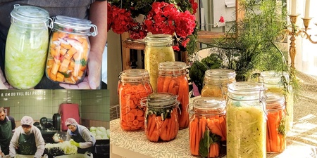 Flera glasburkar med inlagda grönsaker står på ett bord, omgivna av växter och blommor. Människor arbetar med grönsaker.