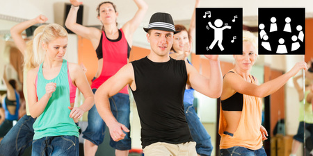 En grupp människor dansar tillsammans i en spegelsal, med två svarta ikoner ovanför dem.