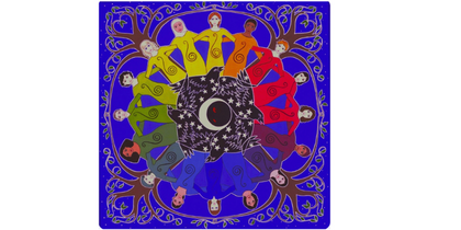 Cirkulär illustration med personer i regnbågens färger, omgivna av träd på blå bakgrund.