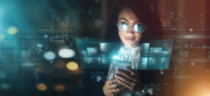 Person använder en smartphone med digitala gränssnitt och hologram framför sig i en futuristisk miljö.