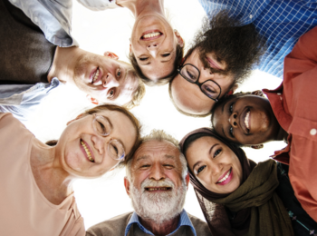 Glada människor i en cirkel