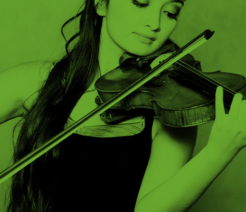 Kvinna spelar violin, bilden har ett grönt färgfilter.
