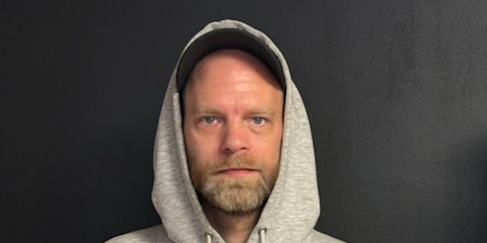 Kille med grå huvtröja