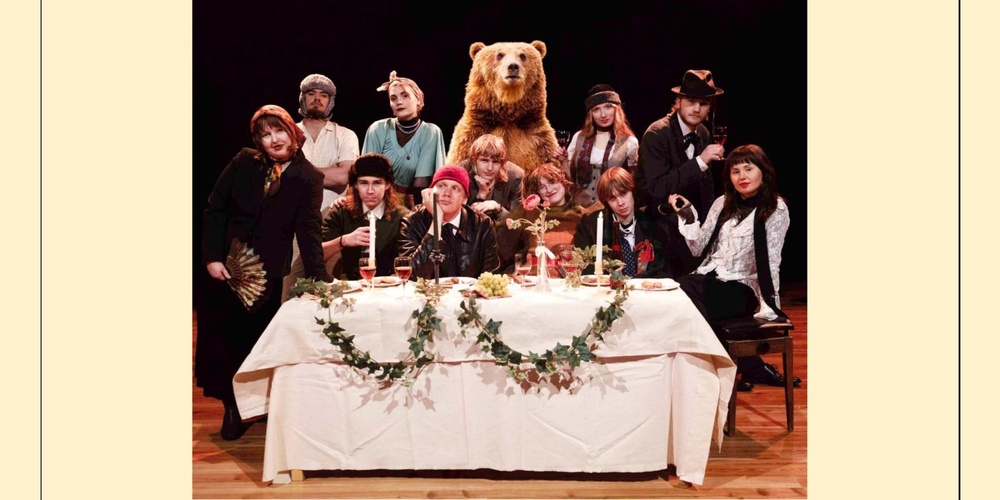 Affisch för musikunderhållning med ensemble Lilla Björn, sittande vid ett dekorerat bord med en björn i bakgrunden.