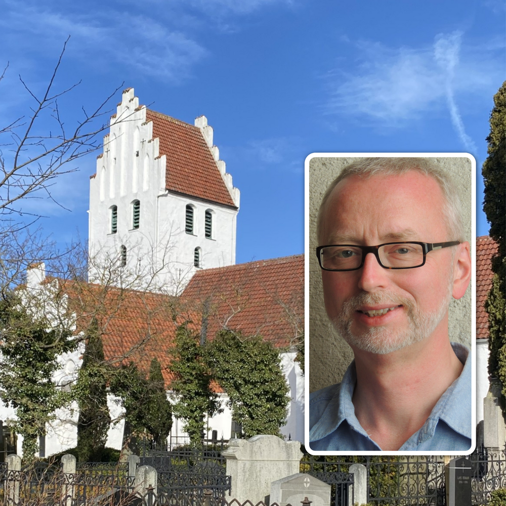 Vit kyrka med rött tak och gravstenar, infälld bild på en man med glasögon och skägg.