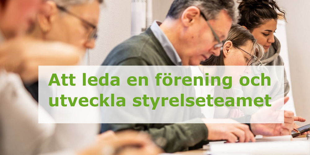 Flera personer sitter vid ett bord och skriver, med texten 'Att leda en förening och utveckla styrelseteamet' ovanpå bilden.