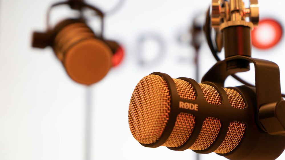 Närbild på två professionella mikrofoner, en i fokus och en suddig i bakgrunden.