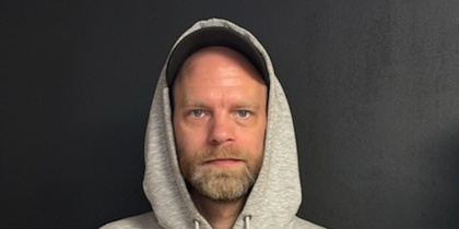 Kille med grå huvtröja