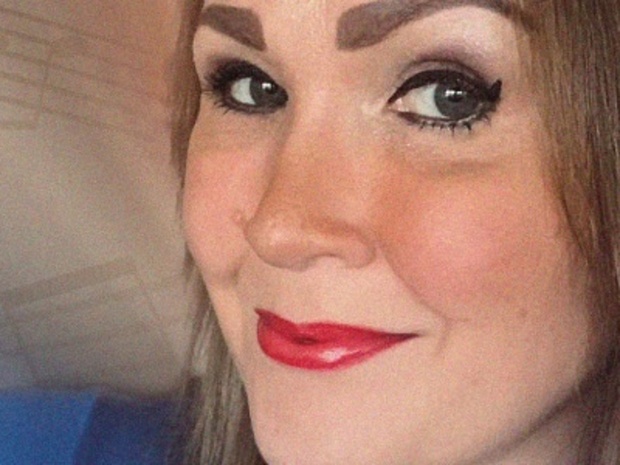 Närbild på en kvinna med långt hår och rött läppstift, med noter i bakgrunden och text om Anne Surakka.