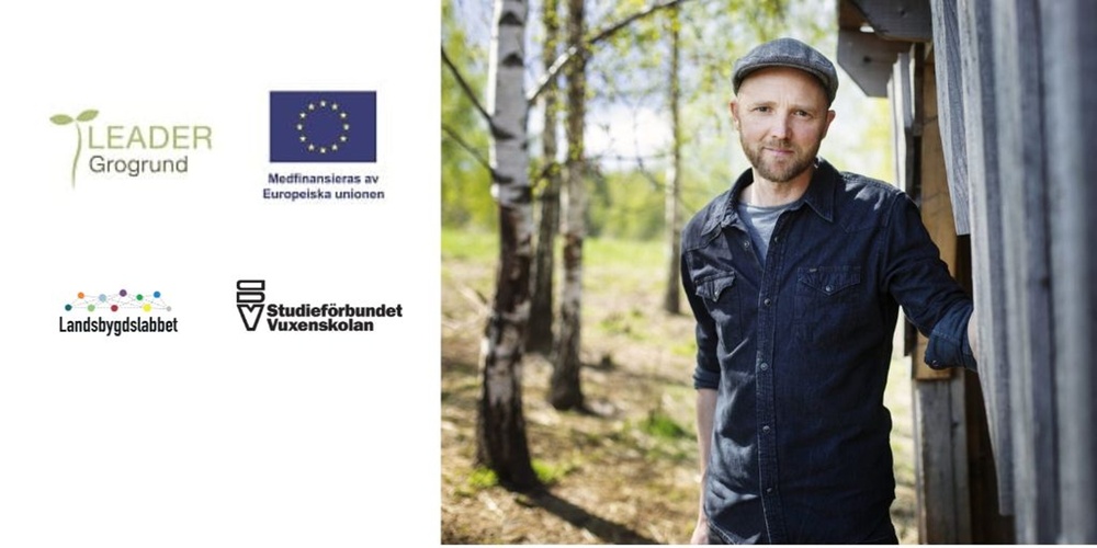 Man i mörk skjorta står utomhus vid en trävägg, logotyper för olika organisationer till vänster.