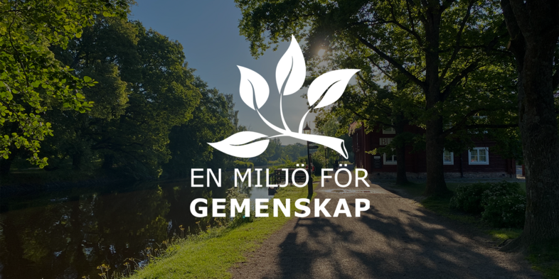Solbelyst park med träd, gångväg och vatten. Text: En miljö för gemenskap, med vit grafisk gren med blad.