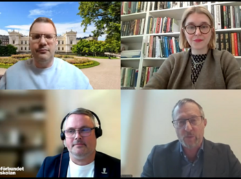 Fyra personer deltar i ett digitalt videomöte, med olika bakgrunder som böcker, kontor och utomhusmiljö.