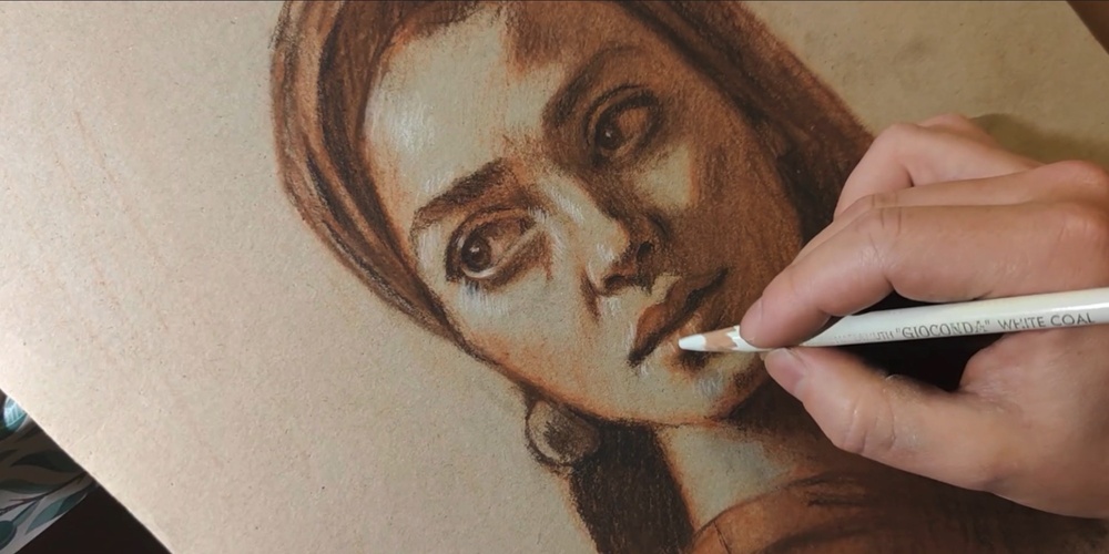 hand som tecknar ett porträtt av en kvinna