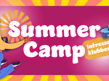 Illustration med texten 'Summer Camp Intresseklubben', en hoppande person och två tecknade drakar på färgglad bakgrund.